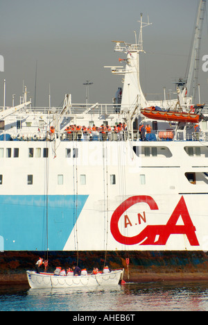 Fähre Thessaloniki port angelegtes Boot Daliana crew Praxis Notfall Evakuierungsübung abgesenkt Rettungsboot mit Menschen an Bord trägt Schwimmweste Griechenland Stockfoto