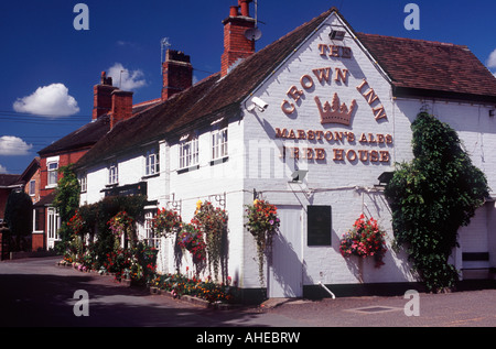 Das Crown Inn: Eine schöne Blume bestreut Dorf Pub Verkauf Marston Ales, Wrinehill, Staffordshire, England Stockfoto