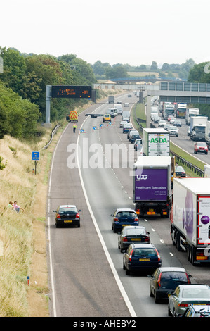 Staus auf der Autobahn M6 in Cheshire nach einem LKW-Unfall Cheshire Vereinigtes Königreich Stockfoto