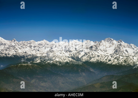 Weit ausgedehnte Luftaufnahme des schneebedeckten Himalaya-Gipfel über ihre Ausläufer unter strahlend blauem Himmel Stockfoto