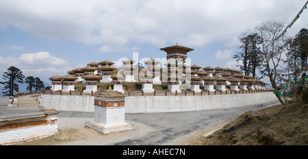 Kriegerdenkmal zum Gedenken an die 2003 Grenzkrieg mit Indien bestehend aus 108 Chörten nahe Dochhu La pass Thimpu Provinz Bhutan. Stockfoto