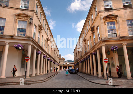 BLICK AUF BAD-STRAßE MIT DER THERMAE SPA AUF RECHT UND RÖMISCHE PUMPE ZIMMER AM ENDE DER STRAßE BAD UK Stockfoto