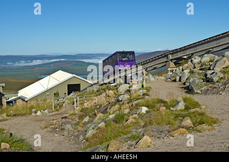 Einen sonnigen Blick auf eines der Standseilbahn Autos beginnend eine Besteigung des Cairngorm Mountain mit dem Kräutergarten im Vordergrund. Stockfoto