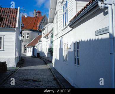 Schöne alte traditionelle weiß gestrichenen Holzhäusern und engen Straße in Gamle (Alten) Stavanger, Rogaland, Norwegen. Stockfoto
