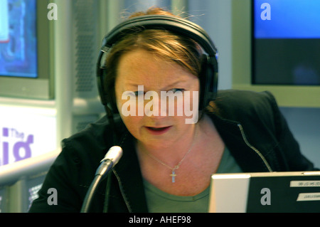 Carolyn Quinn 4 Radiomoderator tragen Kopfhörer Arbeitskonferenz Bournemouth Okt 2003 Stockfoto