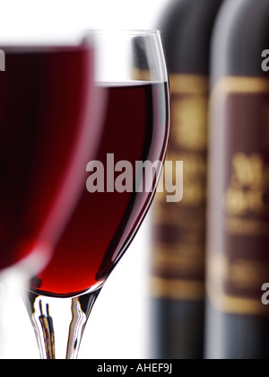 Zwei Gläser und zwei Flaschen Wein der spanischen Rioja rot auf weißem Hintergrund Stockfoto