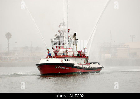 Fire Fighting Boot sprüht Wasserstrahlen Stockfoto