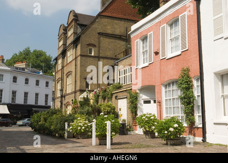 Bunte Häuser in Lennox Garten Mews Kensington & Chelsea private Straße Ecke mit Walton Street. Central London SW1 England Stockfoto