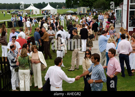 Ein fester Handschlag Männer treffen sich, die sich begrüßen. Fremde werden in einer Menschenmenge vorgestellt. Windsor Great Park, England 2006 2000er Jahre HOMER SYKES Stockfoto