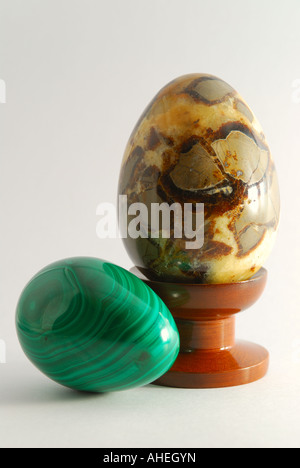 Stein-Eiern - zwei geschnitzten Stein Eiern, man sitzt auf einem gedrehten hölzernen Eierbecher. Stockfoto