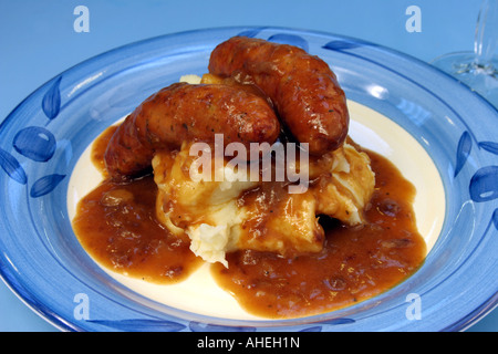 Kartoffelbrei und Soße essen Wurst Stockfoto