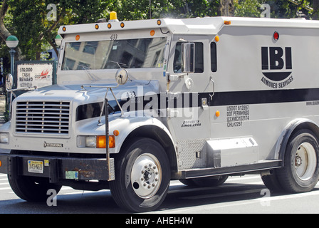 gepanzerte Sicherheitsfahrzeug in Straße Stockfoto