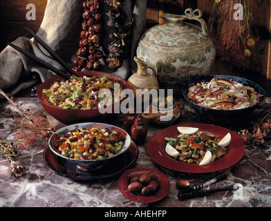 Salate Waldorf und Nicoise redaktionelle Winterfutter Stockfoto