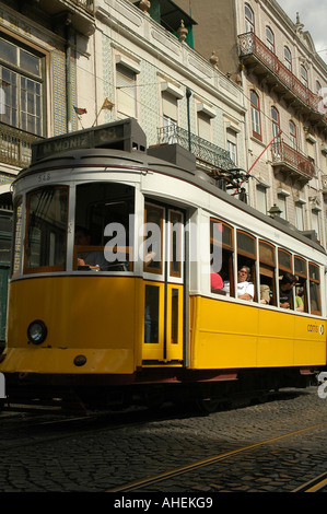 Straßenbahn Nr. 28 durch den Stadtteil Alfama von Lissabon Portugal reisen Stockfoto
