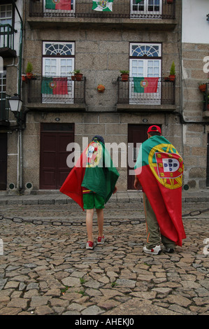 Junge Burschen mit Nationalflagge während europäische Fußballspiels in Guimaraes alte Stadt Portugal gefaltet Stockfoto