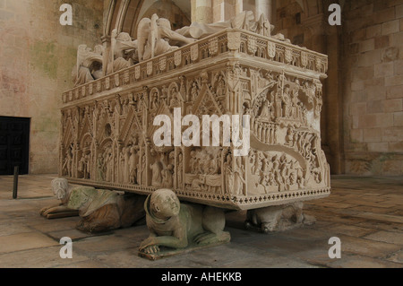 Sarkophag von König Pedro I innerhalb der mittelalterlichen Römisch-katholischen Kloster Mosteiro de Alcobaca in der Stadt Alcobaca Nordportugal Stockfoto