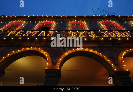 Straßendekorationen während der Festa de Sao Joao oder des Festivals von St. John in der Stadt Braga im Norden Portugals Stockfoto