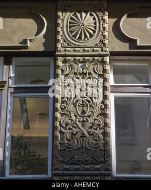 architektonische Dekoration von pflanzlichen Elementen in Stein gemeißelt, Budapest, Ungarn Stockfoto