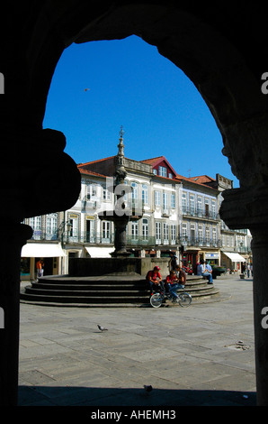 Blick auf den Renaissance-Brunnen (1535) in der Altstadt Platz von Viana do Castelo im Norden Portugals Stockfoto