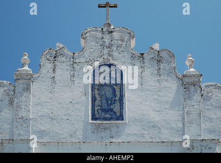 Bemalte Zinn - Glasierte keramische Fliesen Dekoration Fassade der Kirche "Santa Maria da Lagoa" in Rakiraki Dorf in der Region Alentejo in Portugal Stockfoto