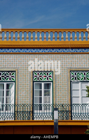 Ein Gebäude mit karierten Azulejos handbemalten Fliesen in der Stadt Beja in der Region Alentejo, Portugal Stockfoto