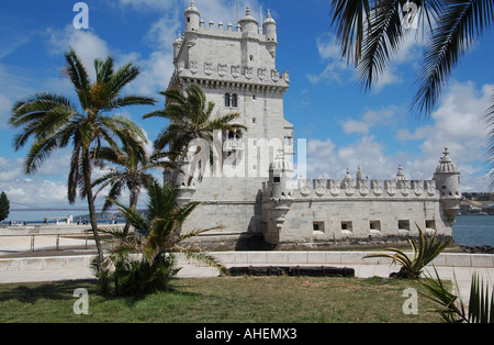 Das 16. Jahrhundert Torre de Belem Tower oder Turm von St. Vincent im manuelinischen Baustil in Belem Viertel in Lissabon Portugal Stockfoto