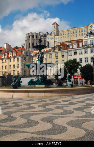 Ansicht der ehemaligen katholischen Kloster Unserer Lieben Frau auf dem Berg Karmel von Praca de Dom Pedro IV gepflasterter Platz in Lissabon Portugal Stockfoto