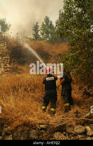 Feuerwehr Feuer während der massiven Waldbrand in Galiläa Region Israel Außerbetriebnahme Stockfoto