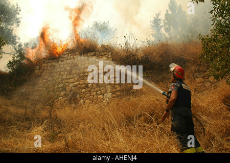 Feuerwehrmann, Feuer während der massiven Waldbrand in Galiläa Region Israel Außerbetriebnahme Stockfoto