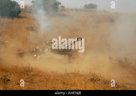 Israelische M 109 Self-Haubitze feuern 155 mm Shells in Stellungen der Hisbollah im Libanon von den Golanhöhen während Israeli-Hezbollah Krieg 2006 angetrieben Stockfoto