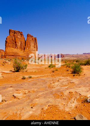 Massiven roten Felsformationen und Chaparral in der Sommerzeit im Arches National Monument im Südosten von Utah Stockfoto