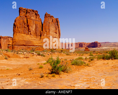 Massiven roten Felsformationen und Chaparral in der Sommerzeit im Arches National Monument im Südosten von Utah Stockfoto