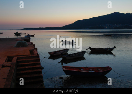 Sonnenuntergang über dem Fluss Minho in Caminha im Bezirk von Viana do Castelo. Nordportugal Stockfoto