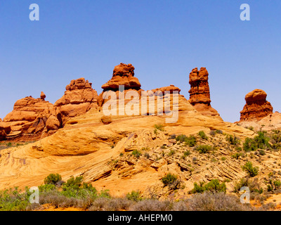 Massiven roten Felsformationen und Chaparral in der Sommerzeit im Arches National Monument im Südosten von Utah Stockfoto