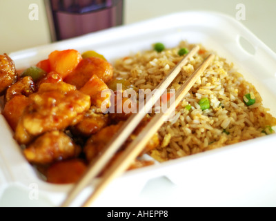 Chinesisches Essen zum mitnehmen in weißem Styropor mit Bambus Stäbchen im flachen Fokus Stockfoto
