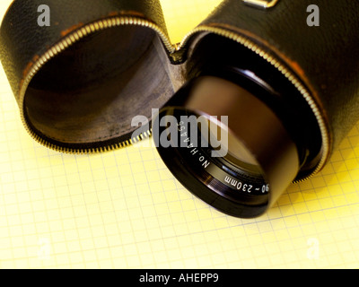 Vintage Tele-Objektiv und Gehäuse auf schwach gelbes Gitter mit Cross-Entwicklung-Farben Stockfoto