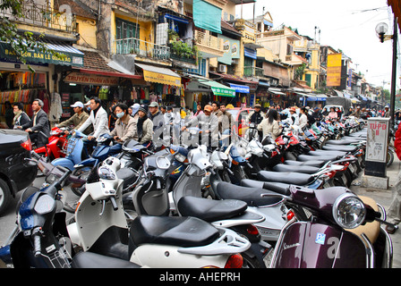 Asien Fernost Vietnam , Hanoi , Hang Be Market , typische Straßenszene in der Altstadt mit Motorrädern geparkt & überall fahren Stockfoto