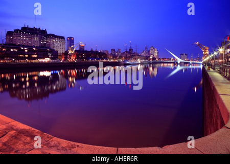 Puerto Madero Fernblick nachts mit Wasserreflexionen, Fregatte Sarmiento und Calatrava-Brücke, mit Hafen Grenze als frame Stockfoto