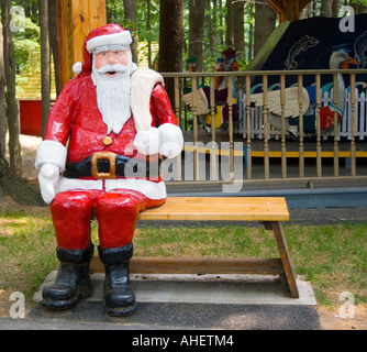 Weihnachtsmann auf einer Bank am Zauberwald ein Märchen unter dem Motto Kinder-Freizeitpark, der 1963 in Lake George New York eröffnet Stockfoto