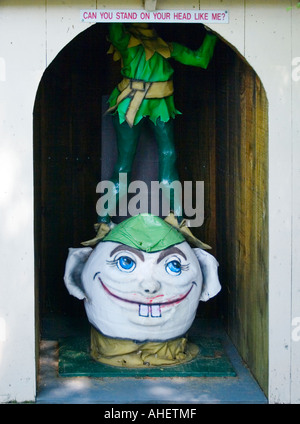 Märchen Charakter steht auf seinen eigenen Kopf im Zauberwald in Lake George New York Stockfoto