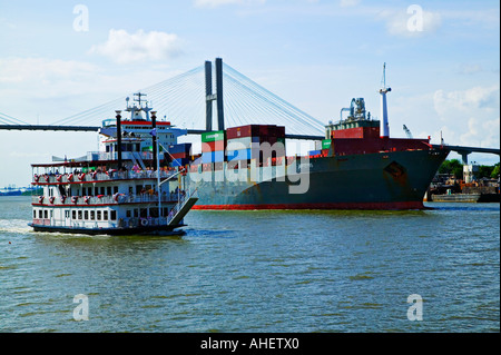 Georgien-Königin Paddel Boot und Cargo Schiff Stockfoto