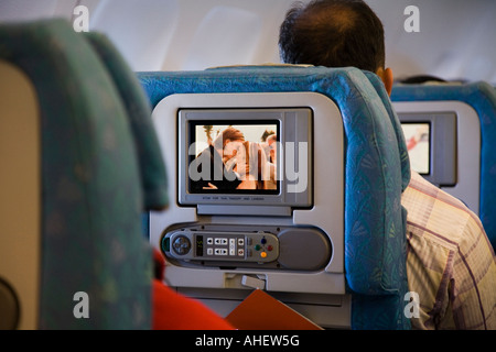 LCD-Rückenlehne Monitor zeigt Film auf einem Flug SriLankan Columbo Stockfoto