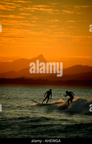 Surfen der Pause am Nachmittag bei Sonnenuntergang am Strand von Wategos Byron Bay Australien Stockfoto