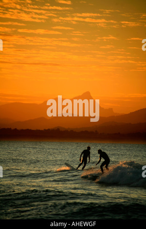 Surfen der Pause am Nachmittag bei Sonnenuntergang Wategos Byron Bay Australien Strand Stockfoto