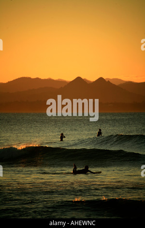 Surfen der Pause am Nachmittag am Wategos Beach bei Sonnenuntergang Byron Bay Australien Stockfoto