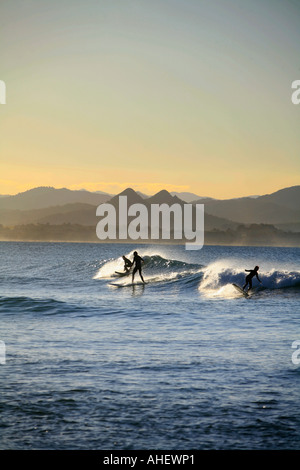 Surfen der Pause am Nachmittag am Strand von Wategos Byron Bay Australien Stockfoto