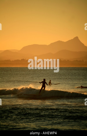 Surfen der Pause am Nachmittag am Strand von Wategos Byron Bay Australien Stockfoto
