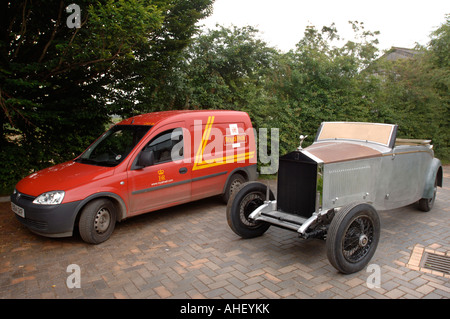 EIN TEIL RESTAURIERT OLDTIMER ROLLS-ROYCE 20 25 DROPHEAD COUPE PARKTE NEBEN EINEM ROYAL MAIL POSTMANS VAN UK Stockfoto