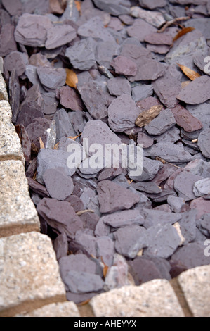 EINEN PFAD, DER MIT SCHIEFER SCHERBEN GELEGT UND GEFÜTTERT MIT GRANIT PFLASTERSTEINE Stockfoto