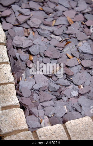 EINEN PFAD, DER MIT SCHIEFER SCHERBEN GELEGT UND GEFÜTTERT MIT GRANIT PFLASTERSTEINE Stockfoto